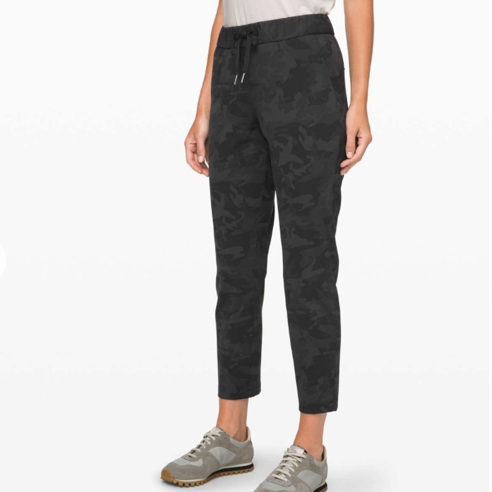 Lululemon On the Fly 7/8 Pant in Incognito Camo Multi Grey